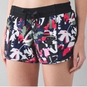Lululemon Womens Hotty Hot Short Pop Cut Boom Juice Multi Black Size 6